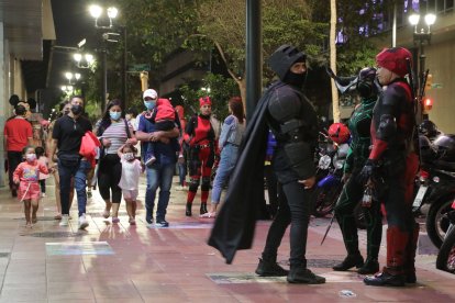 La 9 de Octubre se pinta de Marvel, Warnes y Disney la tarde y noche de los fines de semana.