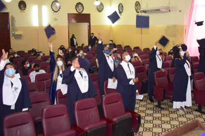 Los graduados expresan su alegría y satisfacción por el logro cumplido.