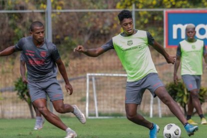 Nixon Molina (i), volante de Barcelona, será titular hoy frente al cuadro azucena