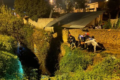 Los moradores buscaron en una quebrada en la que se habría lanzado uno de los ladrones.