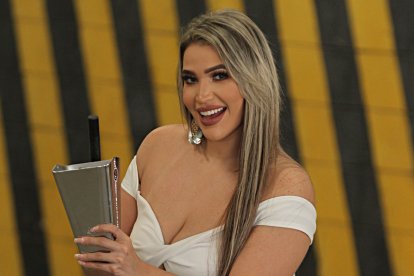 Tiene tres

campanas: dos grises y una fucsia. Dice que le falta una dorada y oro rosa.