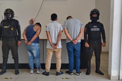 Los sospechosos puestos a órdenes de las autoridades y las evidencias entregadas al Centro de Acopio de la Policía.