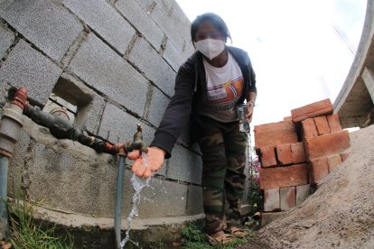 La familia Becerra tuvo que tirar la comida que preparó la noche del domingo por el mal olor del agua.
