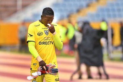 Moisés Ramírez arquero de Independiente que fue expulsado ante Delfín y no estará ante Barcelona.