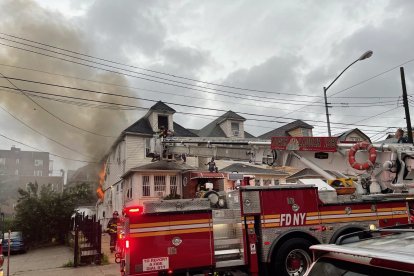 Vecinos y otras personas se arrodillaban para orar por la salud de la niña.