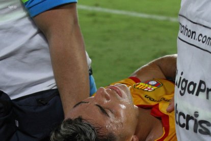 Michael Hoyos sale en camilla de la cancha del Monumental.