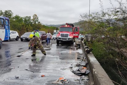 Conductor y su acompañante se salvaron de milagro. El percance provocó congestión vehicular.