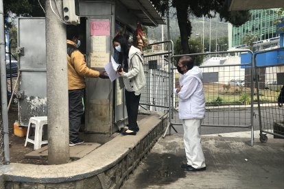 Familiares llegaron a la morgue de la capital.