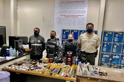 Los internos tenían escondidas las armas blancas en lugares secretos de sus celdas.