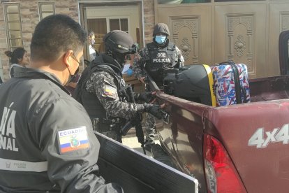 Agentes de la Policía durante el rescate de los enseres robados.