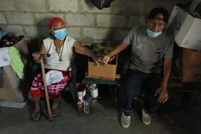 Diocelina quiere atender a Julio, pero no puede ni cocinarle. Su tembladera puede hacer que se queme con agua u otro accidente.