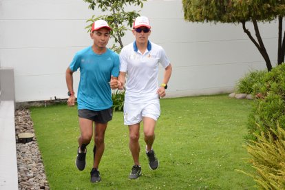 Darwin Castro (blanco) y su instructor Sebastián Rosero (celeste) nos representan en los Juegos Paralímpicos.