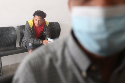 Juan Arreaga estuvo amarrado de pies y manos con fundas plásticas. El detenido (atrás) Jesús Angulo Borbor, tiene un proceso por trafico de droga.