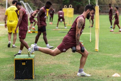 Gonzalo Mastriani entrenando para que regrese la tranquilidad al Barcelona.