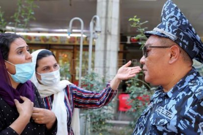 Decenas de refugiados afganos protestan frente a la sede de la ONU en Biskek