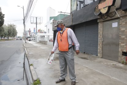 El testigo del accidente muestra el lugar donde se subió el auto para atropellar a la mujer.