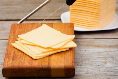 Adolescentes, en TikTok, se graban tirando rebanadas de queso sobre cosas.