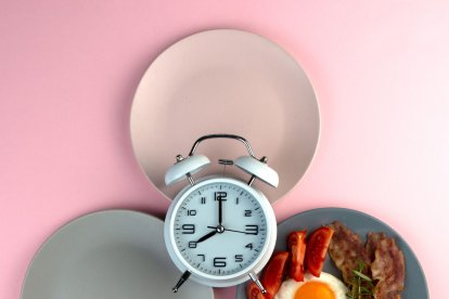 Cuando recién se inicia es recomendable utilizar las horas de sueño, así se facilita la adaptación del ayuno. Por ejemplo, si tu cena es a las 8 pm puedes realizar un ayuno de 12 horas hasta las 8 am del día siguiente. Así es más llevadero poder adaptarse.