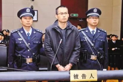 El procesado al momento de escuchar el veredicto que lo condena a la pena capital.