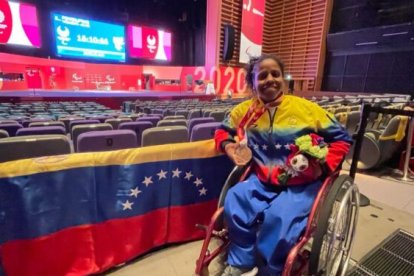 Clara Fuentes luce orgullosa su medalla obtenida en Tokio.