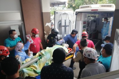 Momento en que el agente policial era trasladado de urgencia a un hospital tras el ataque.