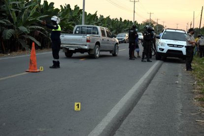Geovanny Zambrano quedó sin vida a varios metros de la vía principal .