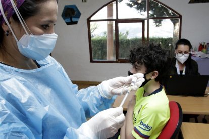 La inoculación a jóvenes dará paso a la de menores de edad.