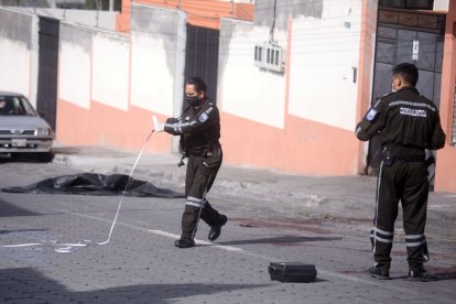 Agentes de Criminalística llegaron al lugar; el cuerpo había sido cubierto con una funda.