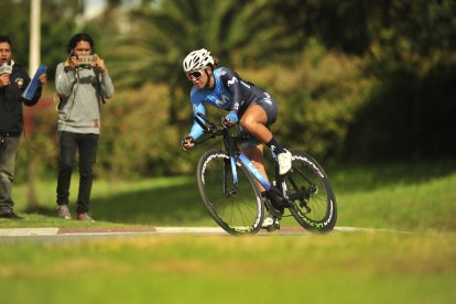 La tricolor Miryam Núñez con el uniforme que lucirá en el Giro de la Toscana.