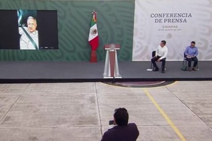 López Obrador desde su auto participó en la conferencia de prensa.