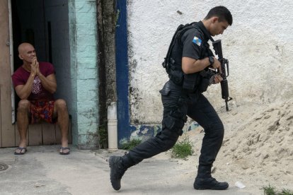 Los altos índices de criminalidad en el gigante sudamericano hacen decir al presidente Bolsonaro que todos deberían armarse.