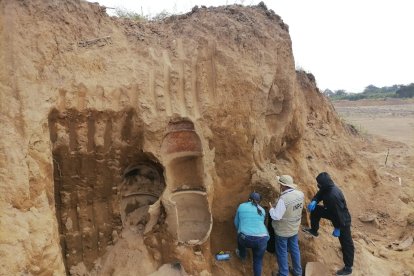Técnicos trabajan en la preservación de los restos arqueológicos hallados en una hacienda de San Pablo (Vinces).