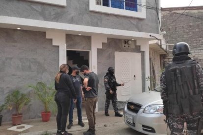 Durante el operativo, la Policía allanó varios inmuebles en Guayaquil, tras lo cual detuvo a las 12 personas