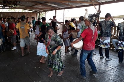 La comunidad comparte comida, bebida y baila al son de tambores.