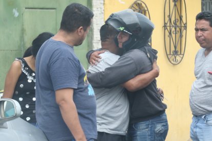 Familiares de Jeremy Cedeño Cruz y Eduardo Díaz Yagual (foto) se daban las condolencias. Los dos fallecidos crecieron en el mismo barrio.