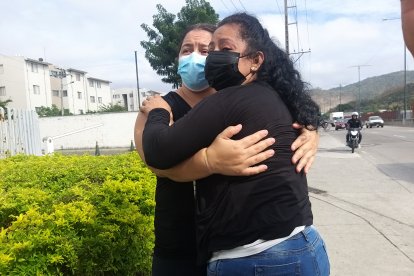 Familiares lloran la muerte de Ángel José Barco.