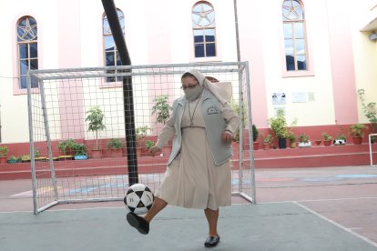 La religiosa hace 60 cascaritas en un minuto. Es la 'dura' de la pelota.
