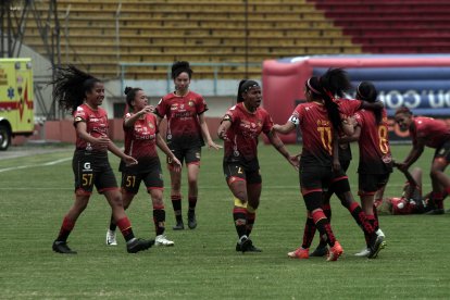 Las Leonas demostraron contundencia para derrotar a las Dragonas y disputarán el título de la tercera edición de la Superliga.