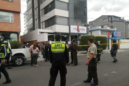 En el operativo para explotar el artefacto participaron más de 10 agentes de las unidades especiales de la Policía.