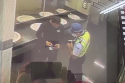 Cámaras de seguridad registran la 'conversación' entre el ATM y un ciudadano.