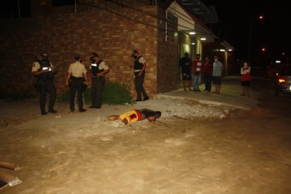 Una de las víctimas cayó por los balazos que recibió en su espalda y pierna.