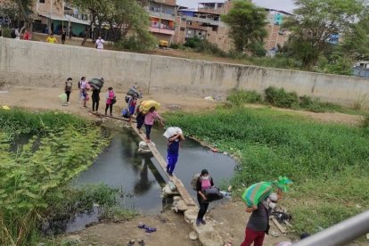 La circulación de personas por más de 20 puentes clandestinos es a diario.