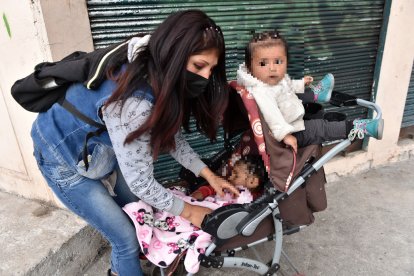 La madre soltera pide ayuda a la ciudadanía con medicamentos y ropa para sus dos hijas.