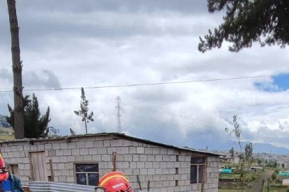 Momento que la mujer es trasladada en una camilla.