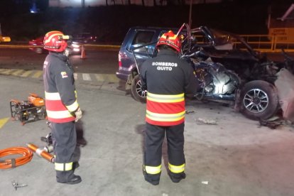 Los bomberos utilizaron maquinaria pesada para sacar los cadáveres del automotor.