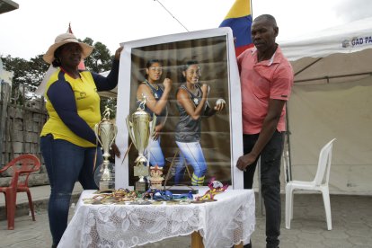 María del Carmen Suárez y Wilson Méndez, padres de las medallistas, están orgullosos de la hazaña logrado por sus hijas.