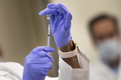 Los investigadores también descubrieron que la respuesta de los anticuerpos a la vacunación variaba según hubiera sido la infección previa.