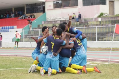 Los muchachos del Huancavilca Sporting Club, agradecidos con Dios por la victoria.