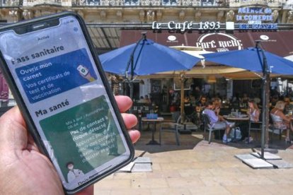 El pase sanitario ya se aplica en favor de casi dos millones en Francia.