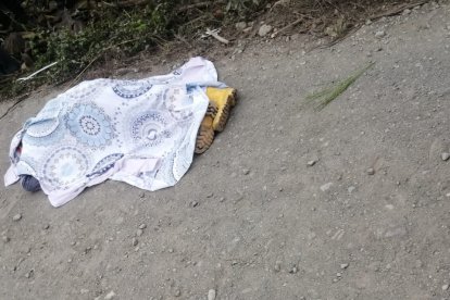 Un manta cubría el cuerpo de víctima hasta ser trasladada a la morgue.